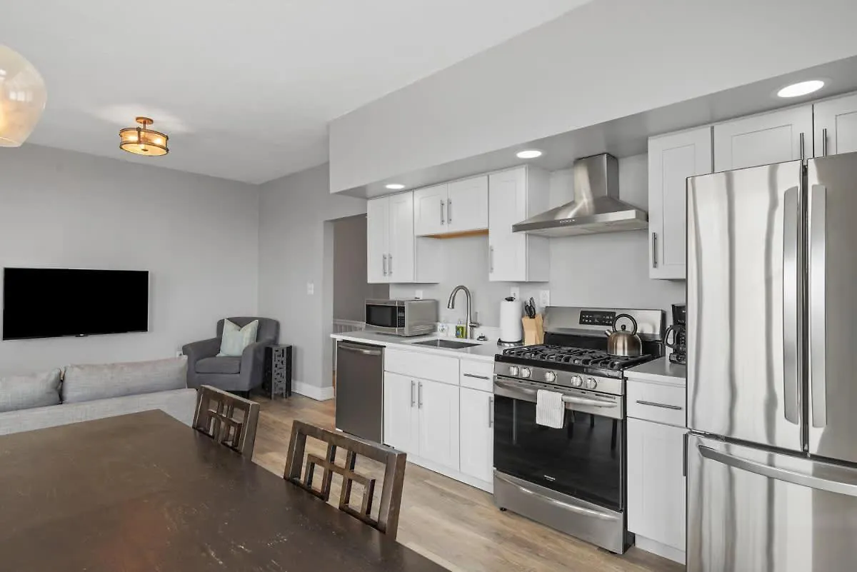 Pittsburgh Skyline Views - Luxury 1 Bedroom 0*,  USA