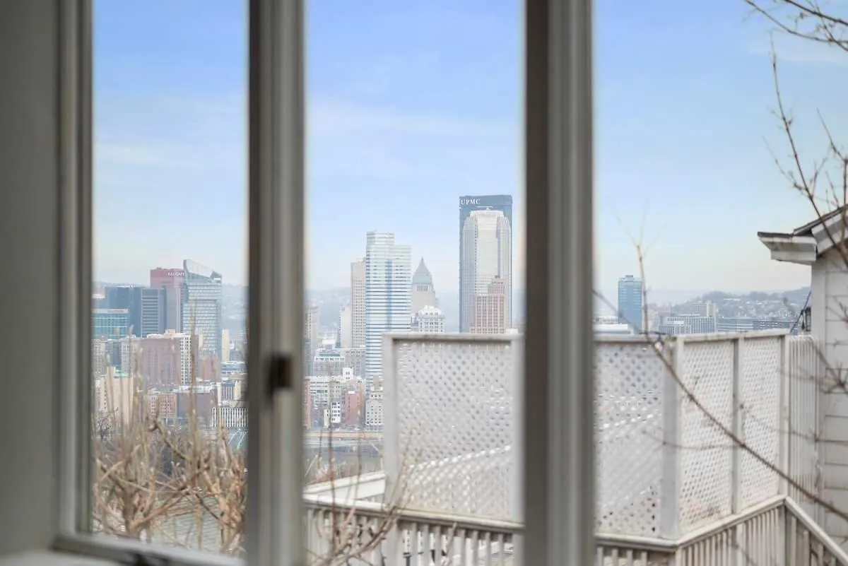 Pittsburgh Skyline Views - Luxury 1 Bedroom Apartment